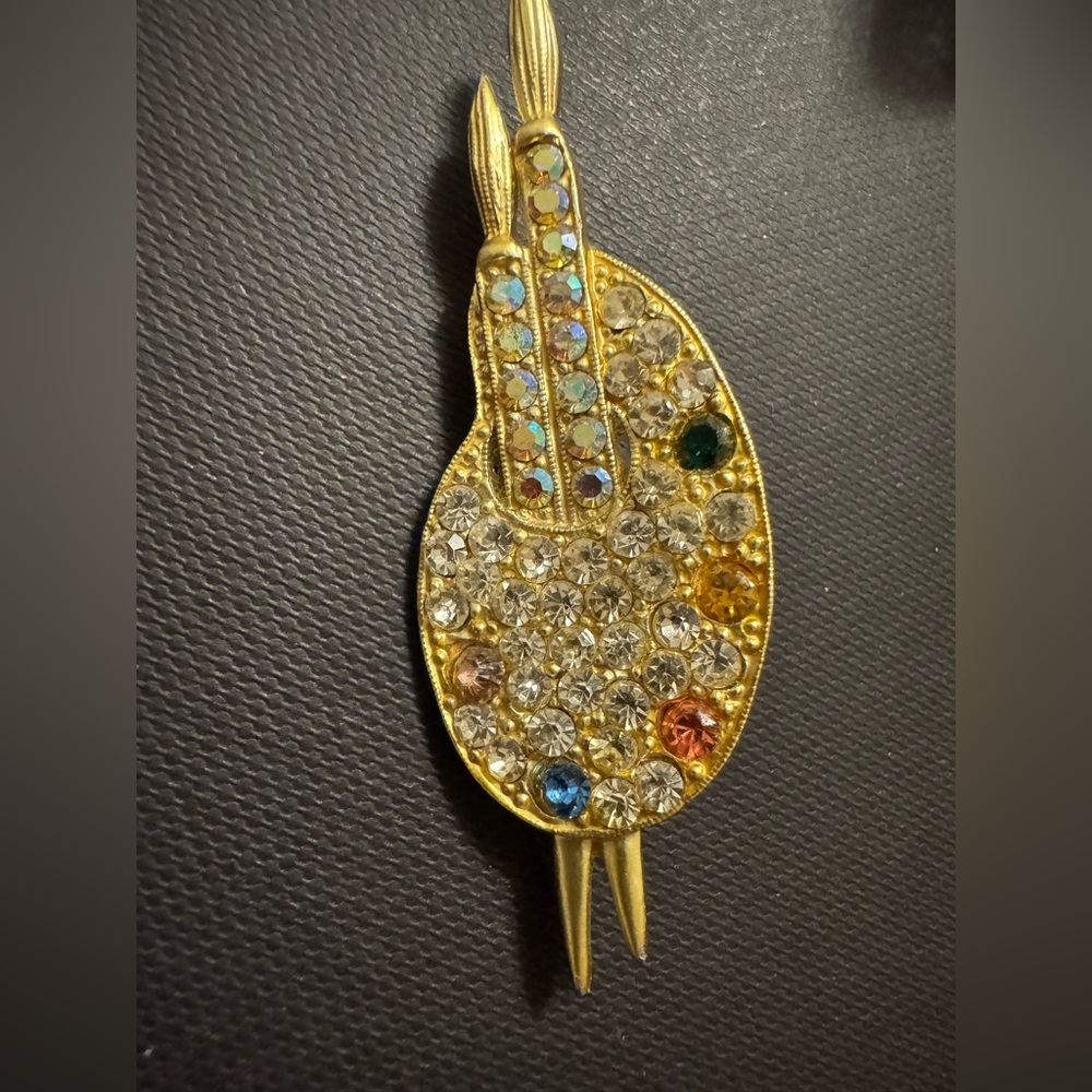 🎨 Rhinestone Artist Palette Brooch Pin – Gold Tone, AB Crystals,Colorful Accents